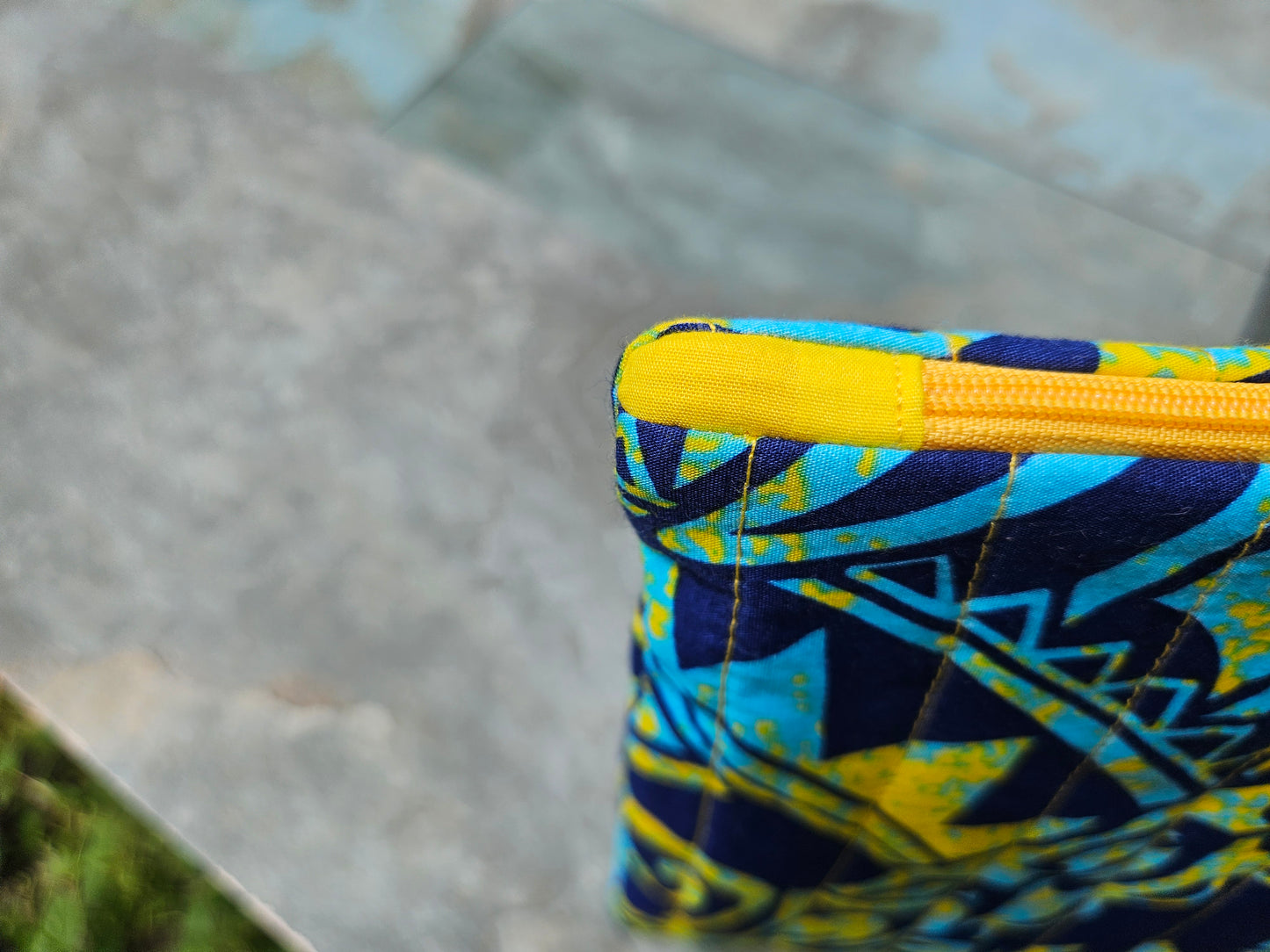 Pochette tatoo bleue et jaune